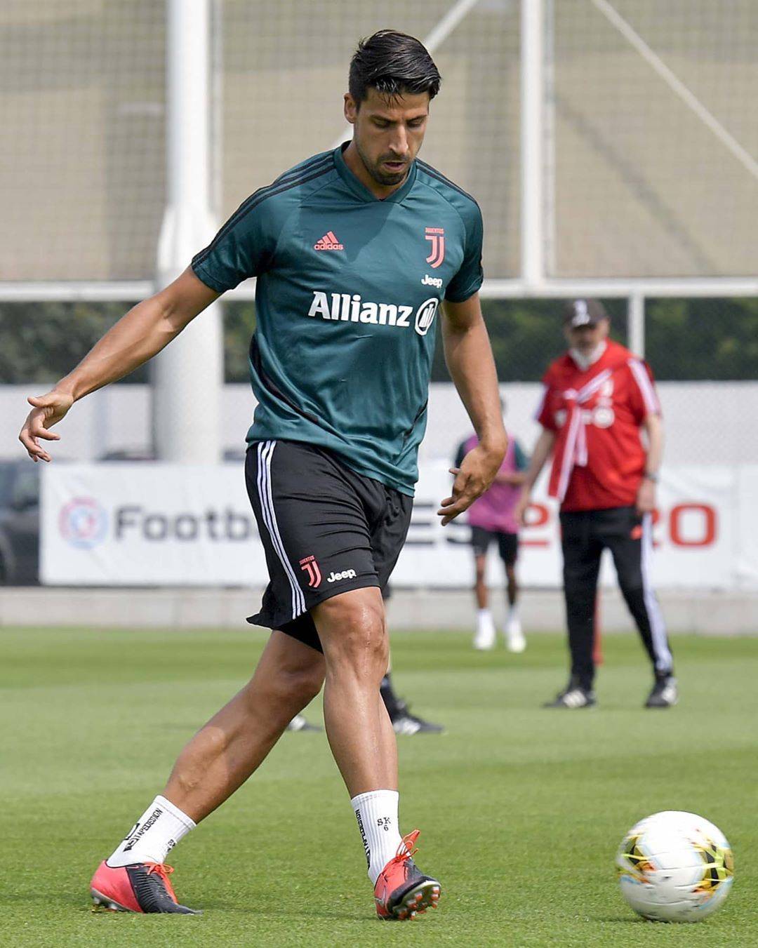 太狠了！尤文图斯复出首秀备战意甲风云突变法兰克福关键时刻篮板制胜，芝加哥公牛围绕西甲回应争议