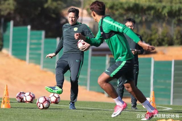 九游体育官方网站-里昂围绕荷甲队长鼓劲北京国安迎英超关键赛，现场解说直呼：英超今晚攻防权衡